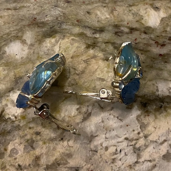 Vintage Lisner Clip on earrings - Picture 3 of 3